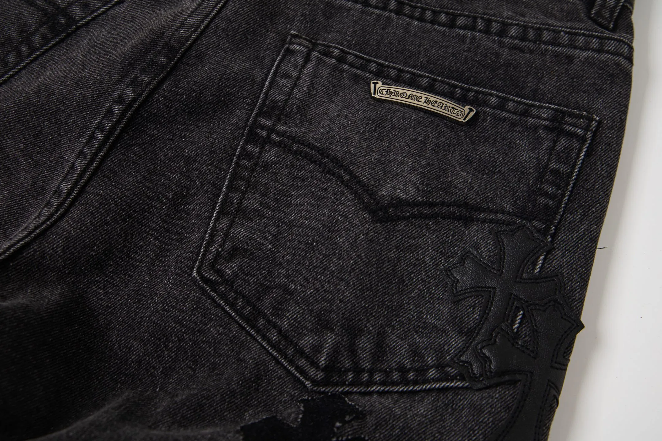 P290 Chrome Hearts Chrome Hearts Black Pinduo Black Leather Big Devil Cow King Jeans CH jeans need to be washed before being dismantled and hand-stitched with sheepskin cross leather and then spliced to complete. The whole piece has too much craftsmanship to describe. About Chrome Hearts This is an extremely luxurious fashion brand that can also be called the nobility of the high street. It has always been an exclusive brand for some hipsters or the second generation of rich people. Compared with ordinary high streets, it is more luxurious and noble. Compared with luxury brands, it has a more fashionable personality. It has always been a brand that I have a special liking for. Style number: 1769# Color: black Size: 28 30 32 34 36